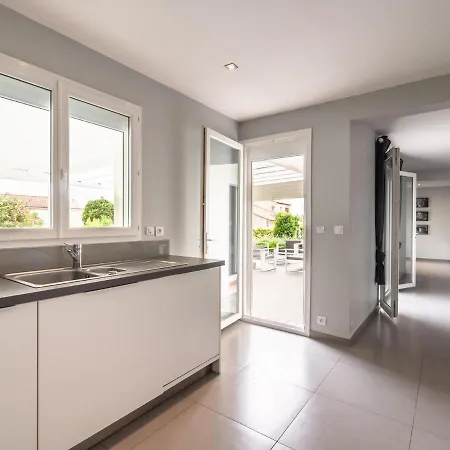 Villa Modern With Private Heated Pool Saint-Genies-de-Fontedit